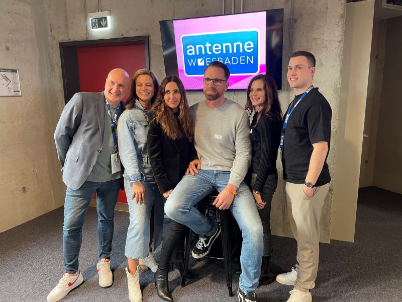 v. l.: Geschäftsführer Antenne Wiesbaden Vittorio Nobile und Corinna Sievert,  Vorstand des GVT Nadine Ricci, Christoph Mika und Christina Bücher,  Marketing SV Wehen Wiesbaden Gianluca Korte.